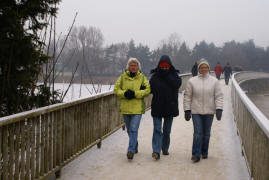 Ein schöner Winterspaziergang am Ufer des Emssees