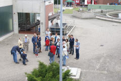 Besuchhergruppe vor dem Gebäude zur Grobreinigung des Abwassers
