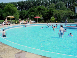 Heimatverein Warendorf: Das Warendorfer Freibad - großzügig und schön gelegen im Emsseepark