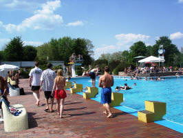 Heimatverein Warendorf: Das Warendorfer Freibad - großzügig und schön gelegen im Emsseepark