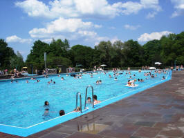 Heimatverein Warendorf: Das Warendorfer Freibad - großzügig und schön gelegen im Emsseepark