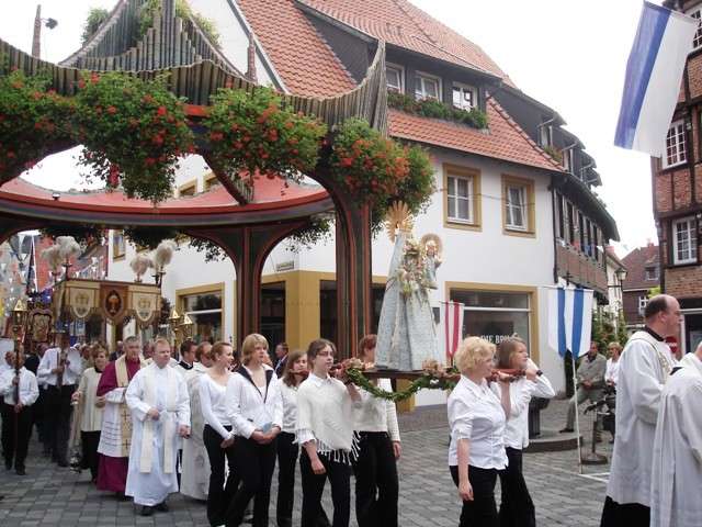 Junge Frauen tragen die Madonna durch die Straßen Warendorfs