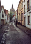 Blick in die Klosterstraße, im Hintergrund: Turm von St. Laurentius, Klosterstraße 7,mit  Freitreppe, 2 Haus links